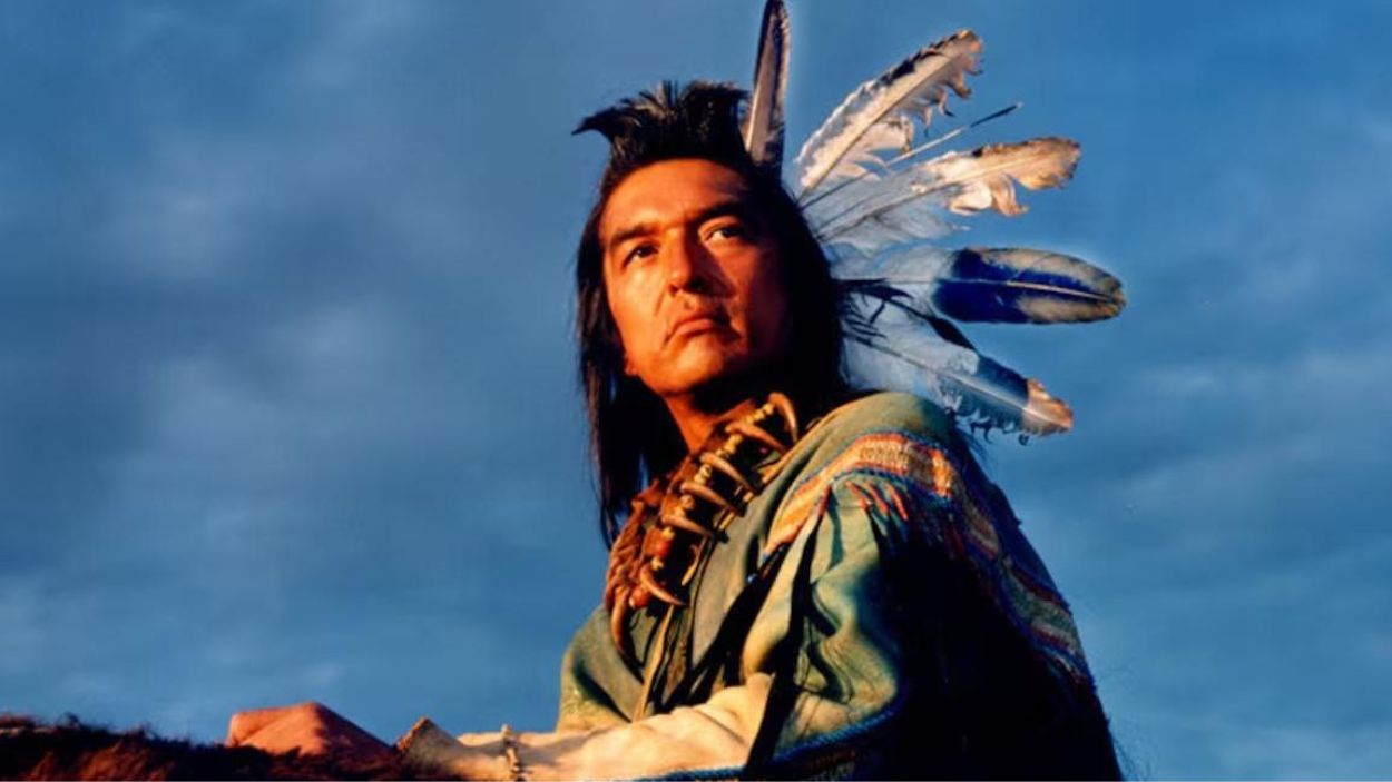 Graham Greene en 'Bailando con lobos'