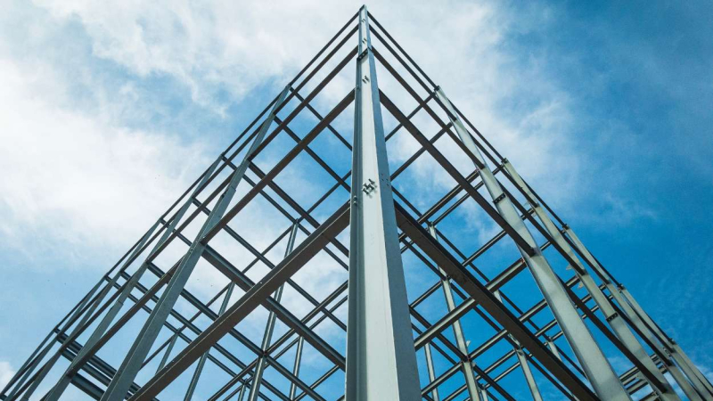 Los operadores de montacargas levantan materiales y personas entre los pisos de un sitio de construcción de varios niveles (en la imagen, una construcción) Los operadores de montacargas levantan materiales y personas entre los pisos de un sitio de construcción de varios niveles (en la imagen, una construcción)