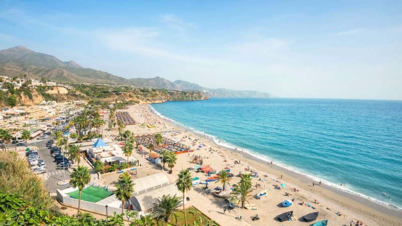 La playa de Nerja es uno de los destinos vacacionales más importantes de Andalucía