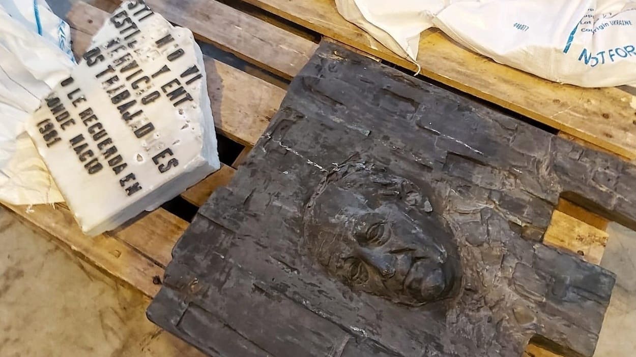 Placa dañada retirada de la antigua fachada de la vivienda donde residió el que fuera presidente de la II República Francisco Largo Caballero. EP.