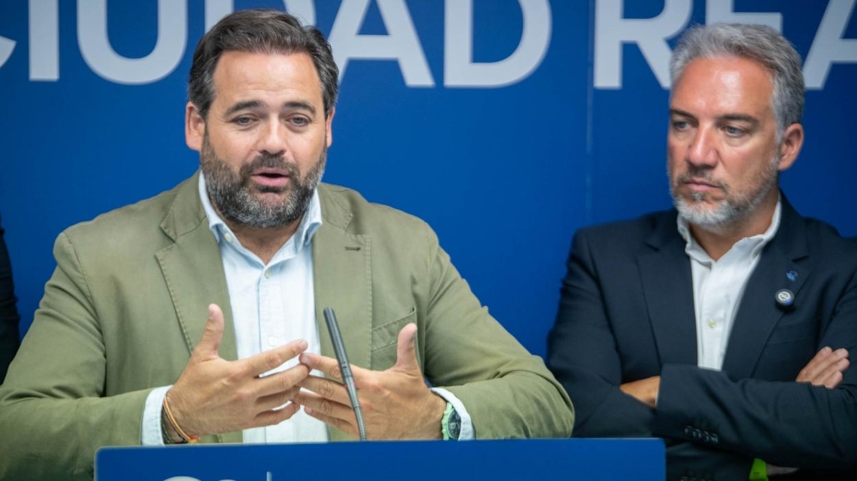 Paco Núñez, presidente del PP de Castilla-La Mancha, y Elías Bendodo, vicesecretario nacional del PP, en Ciudad Real. EP.