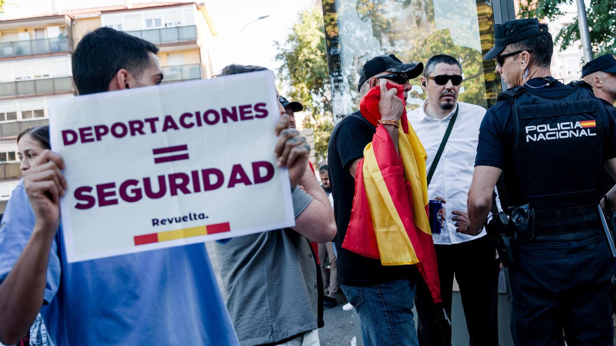 Varias personas con carteles protestan contra el centro de Primera Acogida de Hortaleza. EP.