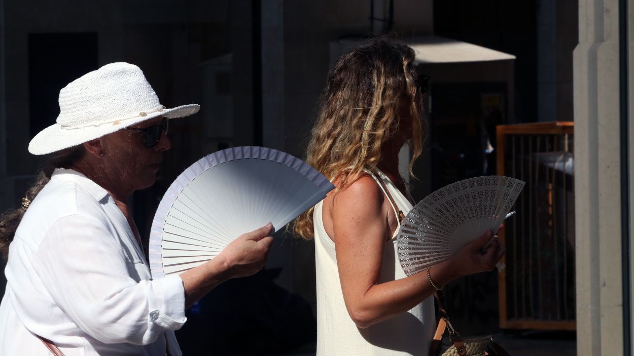 Transeúntes soportan el calor de agosto en las calles de Málaga. EP.