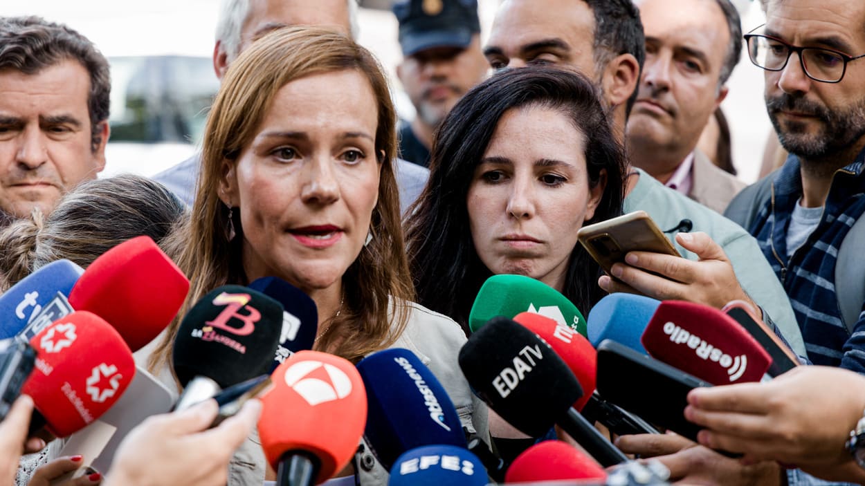 Las portavoces de Vox, Isabel Pérez y Rocío de Meer, declaran ante los medios frente al centro de Primera Acogida Hortaleza. EP.