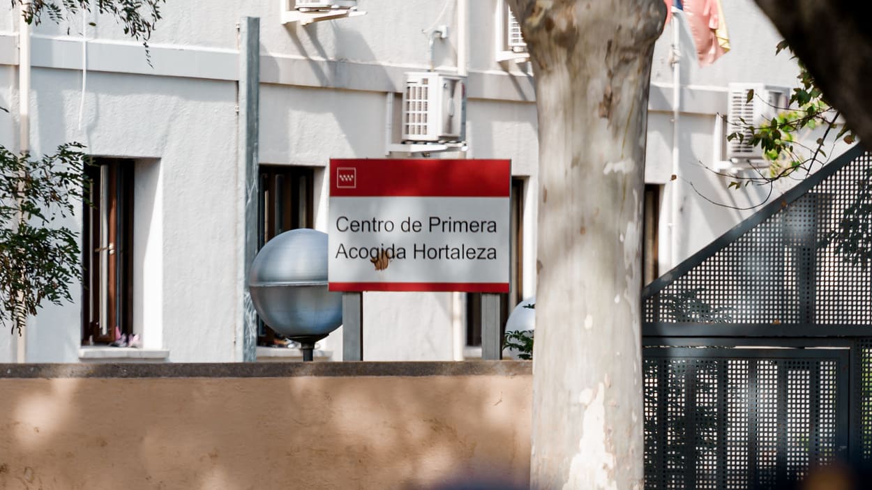 Cartel del centro de acogida de Hortaleza. EP.