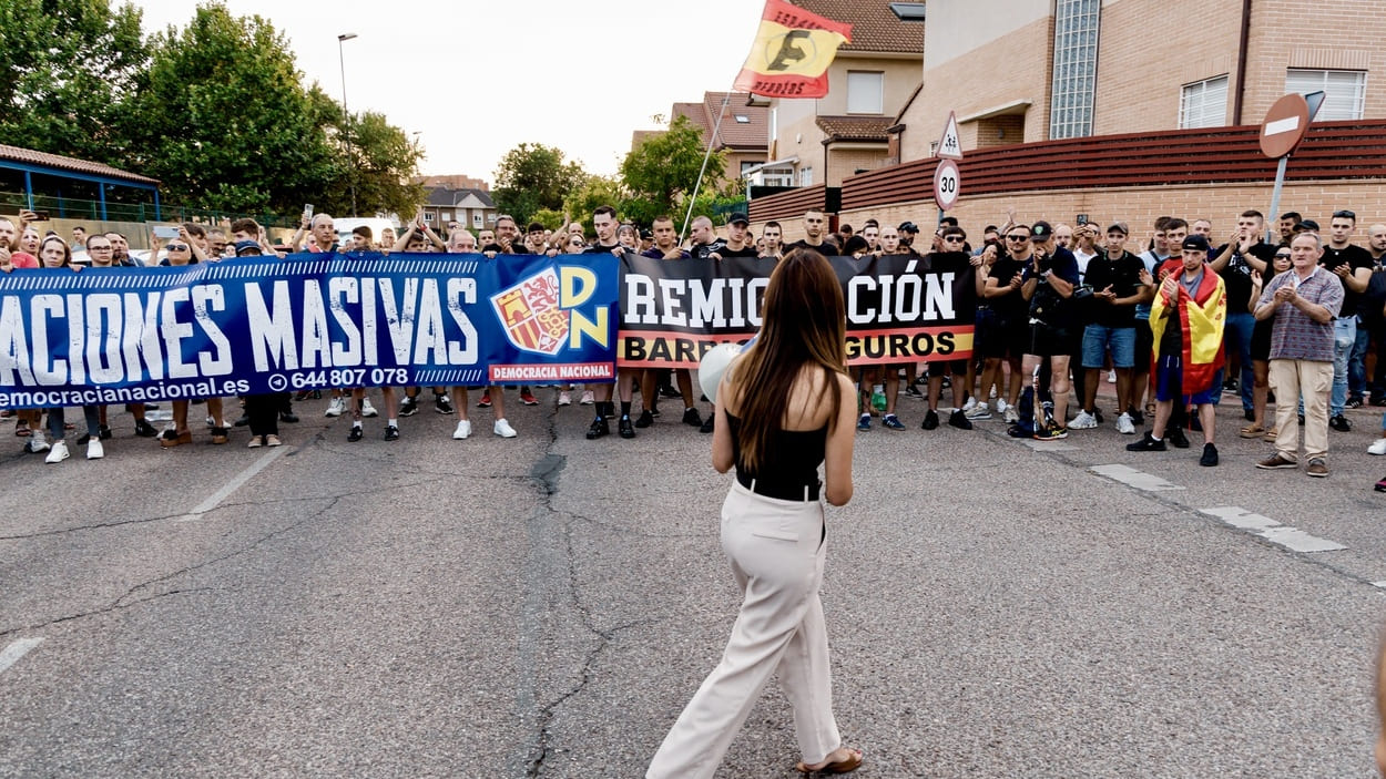 La activista nacional-socialista y falangista española Isabel Peralta durante una concentración frente al Centro de Acogida de Emergencia y Derivación de Inmigrantes (CAED). EP.
