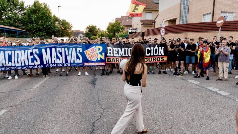La activista nacional-socialista y falangista española Isabel Peralta durante una concentración frente al Centro de Acogida de Emergencia y Derivación de Inmigrantes (CAED). EP.