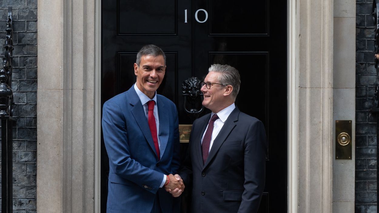 El presidente del Gobierno, Pedro Sánchez, saluda al primer ministro británico, Keir Starmer, en su residencia oficial en Downing Street en Londres. EP.