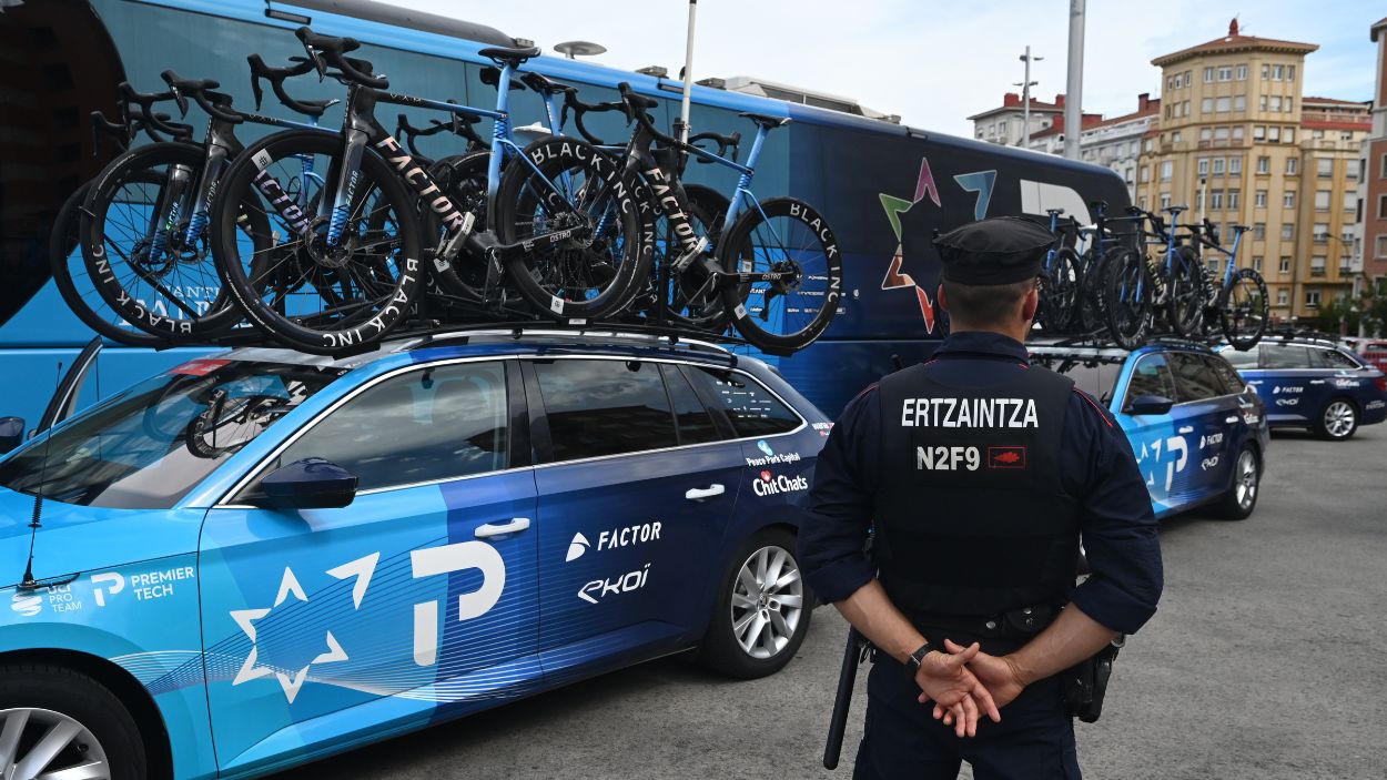 Un agente de la Ertzaintza durante la 11ª etapa de la Vuelta Ciclista a España en Bilbao. EP.