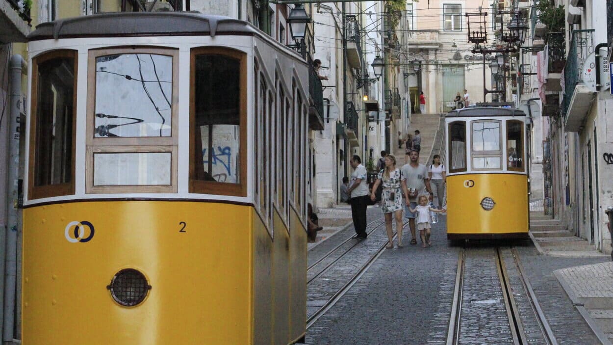 Un muerto y una veintena de heridos al descarrilar un funicular en Lisboa
