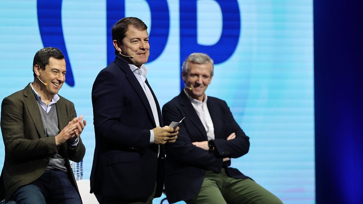De izquierda a derecha, Juanma Moreno Bonilla, Alfonso Fernández Mañueco y Alfonso Rueda. EP