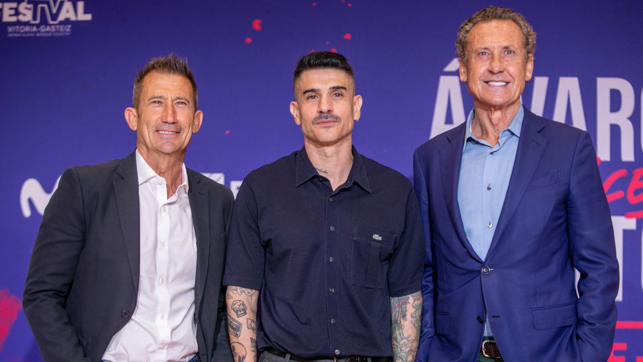 Carlos Martínez, Álvaro Benito y Jorge Valdano en la presentación de 'Cicatrices', la nueva entrega de 'Informe +', en el FesTVal 2025