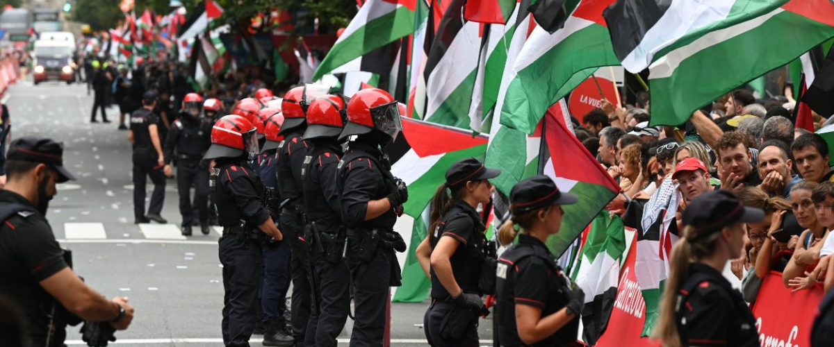 12 detenidos por las protestas contra Israel durante La Vuelta a su paso por Angliru