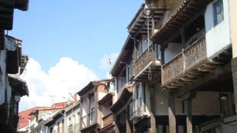 Calle principal de Cabezuela del Valle. EP.