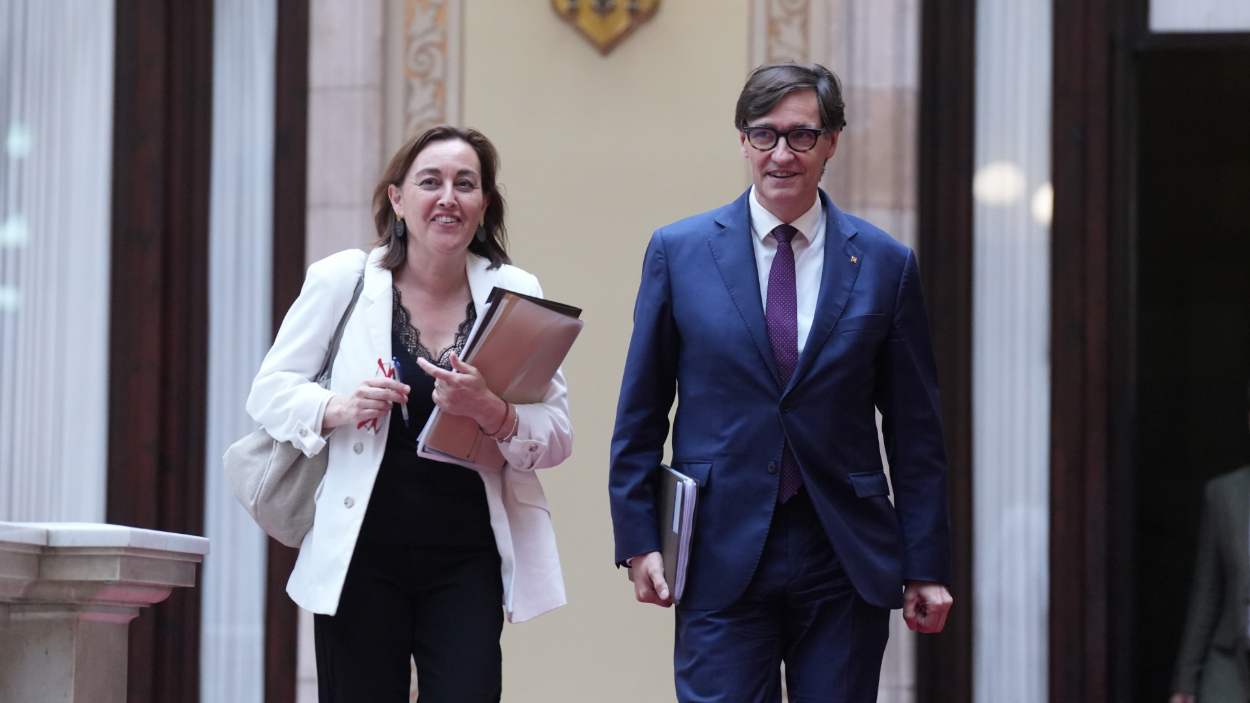La consellera de Territorio, Vivienda y Transición Ecológica, Sílvia Paneque, y el presidente de la Generalitat, Salvador Illa. EP