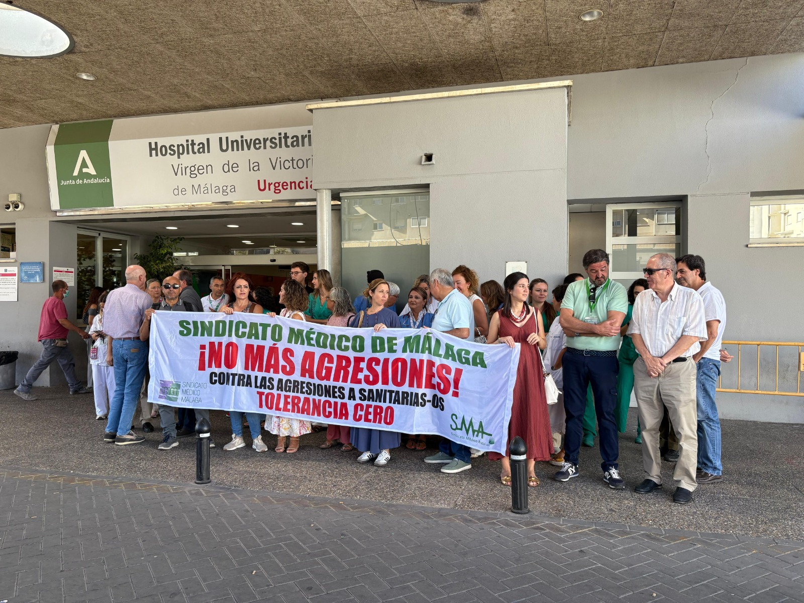 Personal se concentra por el fin de las agresiones a sanitarios en Málaga