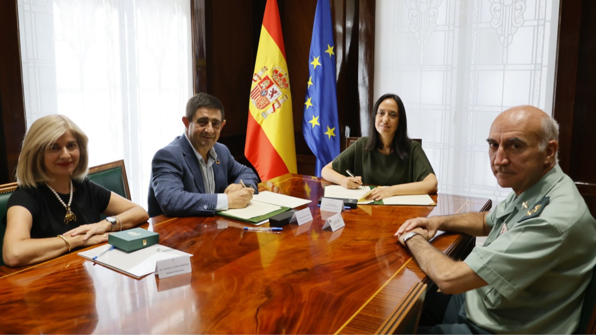 El presidente de la Diputación de Jaén, Francisco Reyes, firma el acuerdo de rehabilitación de la Academia de Suboficiales junto a la directora general de la Guardia Civil, Mercedes González