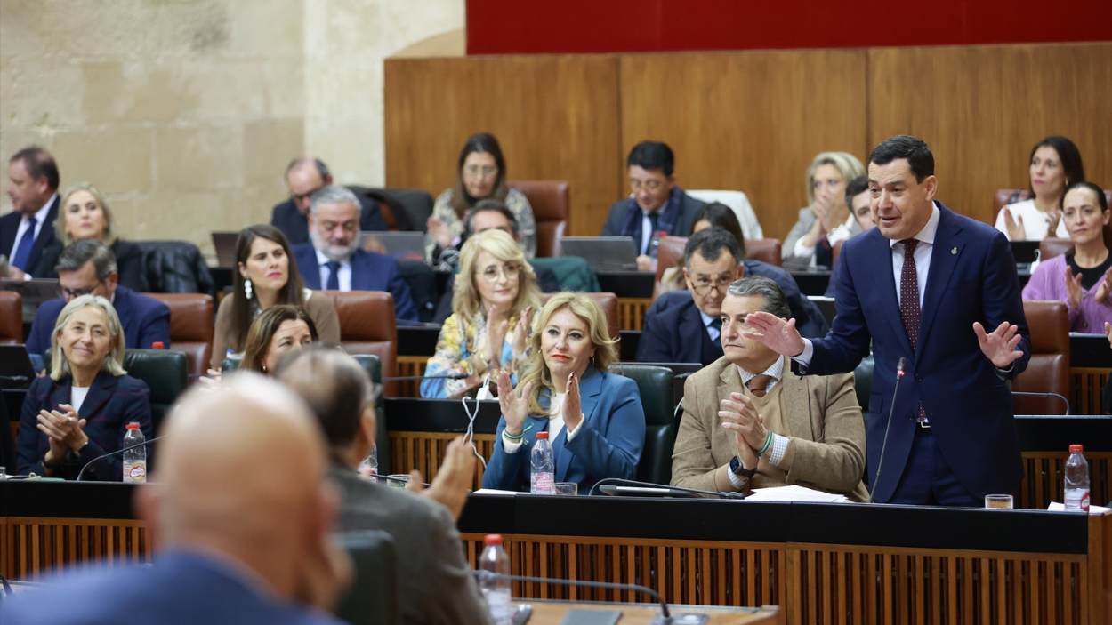 Moreno Bonilla y sus consejeros en el Parlamento andaluz. EP