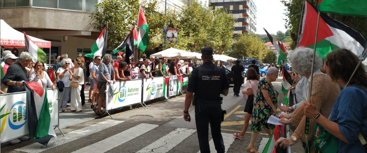 Gritos contra el genocidio en Gaza y banderas palestinas al paso de La Vuelta por Cantabria