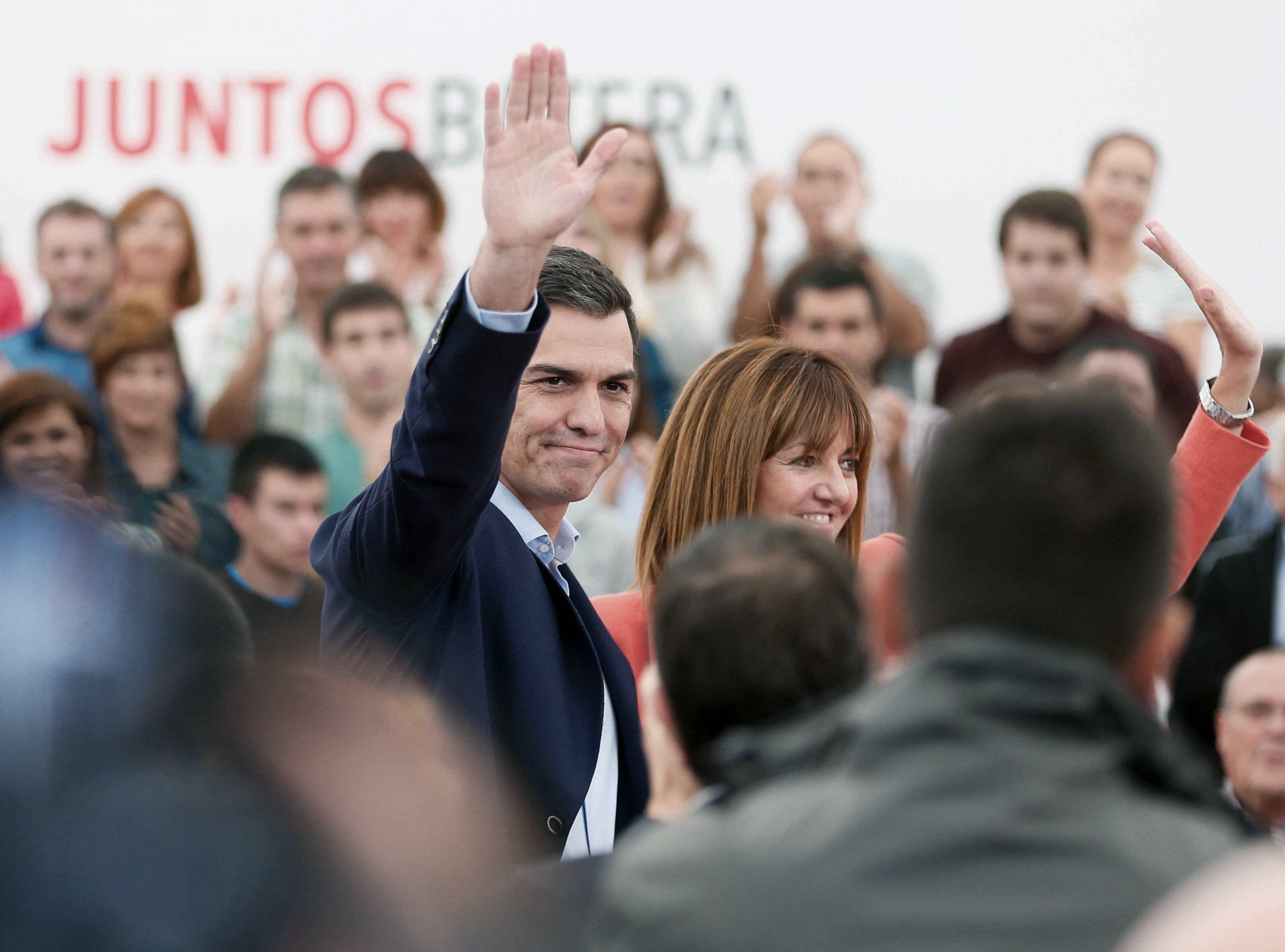 El secretario general del PSOE, Pedro Sánchez (d), junto a la candidata socialista a lehendakari, Idoia Mendia (i), durante un acto electoral de la campaña vasca celebrado hoy en San Sebastián.