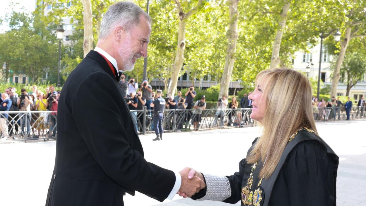Isabel Perelló recibe al rey Felipe VI en el acto de apertura del año judicial. EP