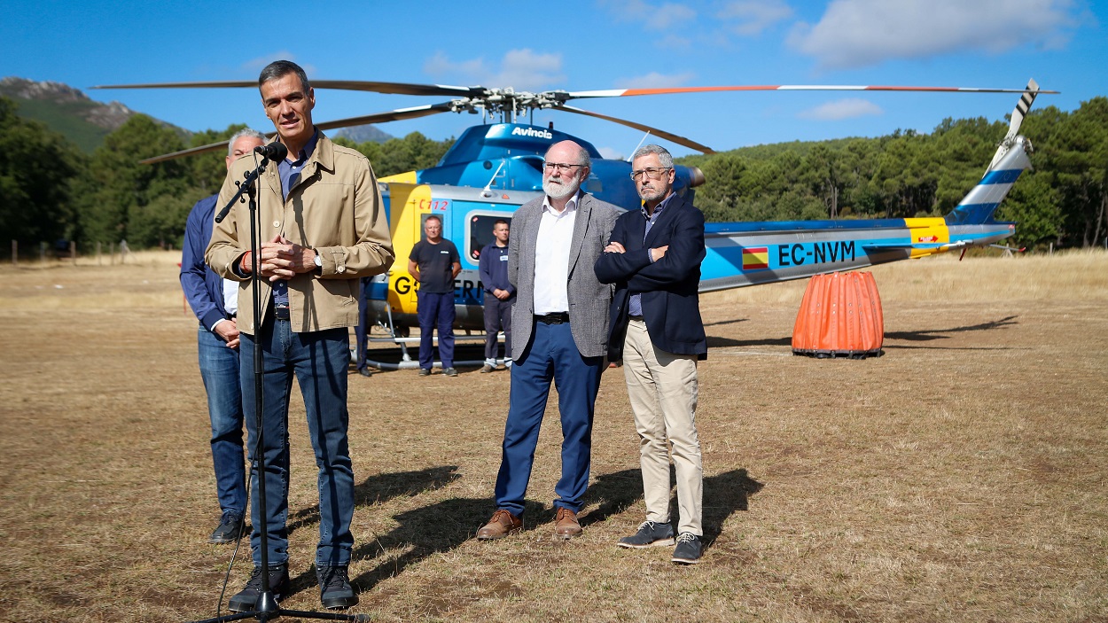 El presidente del Gobierno, Pedro Sánchez, interviene durante su visita a la base de la Brigada de Refuerzo en Incendios Forestales (BRIF) de Tabuyo del Monte (León). EP