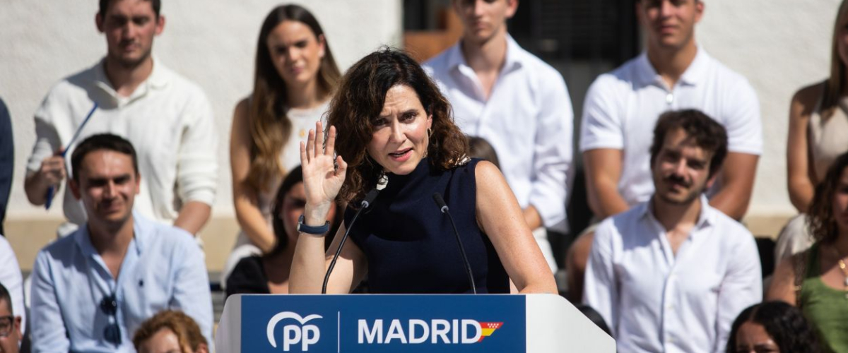 Ayuso habla de "relaciones con narcos" delante de Feijóo y las redes estallan: "No sabe dónde meterse"