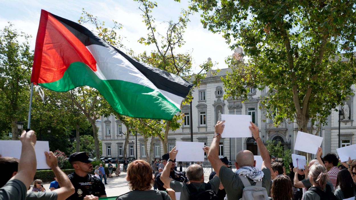 Marea Palestina protesta ante el Tribunal Supremo en la apertura del año judicial. EP.