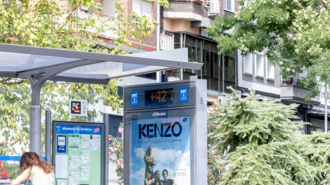 El termómetro de una marquesina marca 42 grados. EP.