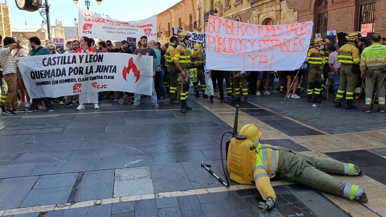 Marcha pacífica convocada este sábado por Atifcyl en la Plaza de Regla de León. EP.