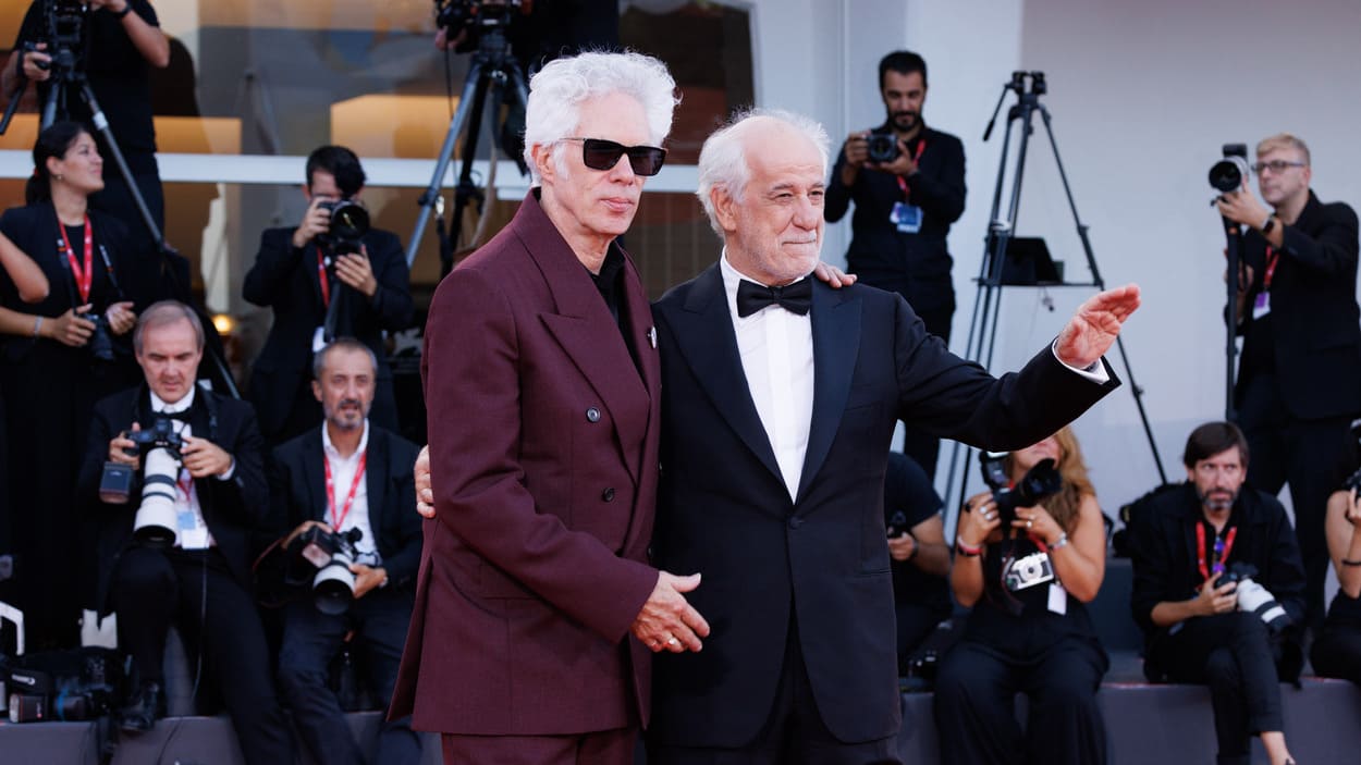 El director estadounidense Jim Jarmusch y el actor italiano Toni Servillo asisten a la alfombra roja de la ceremonia de clausura del 82º Festival Internacional de Cine de Venecia. EP.