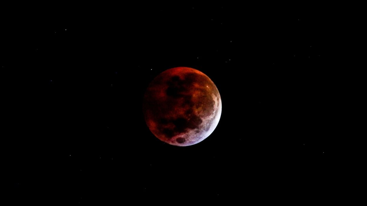 Un frente nuboso cubrirá el noroeste peninsular este domingo y dificultará la observación del eclipse lunar. EP.