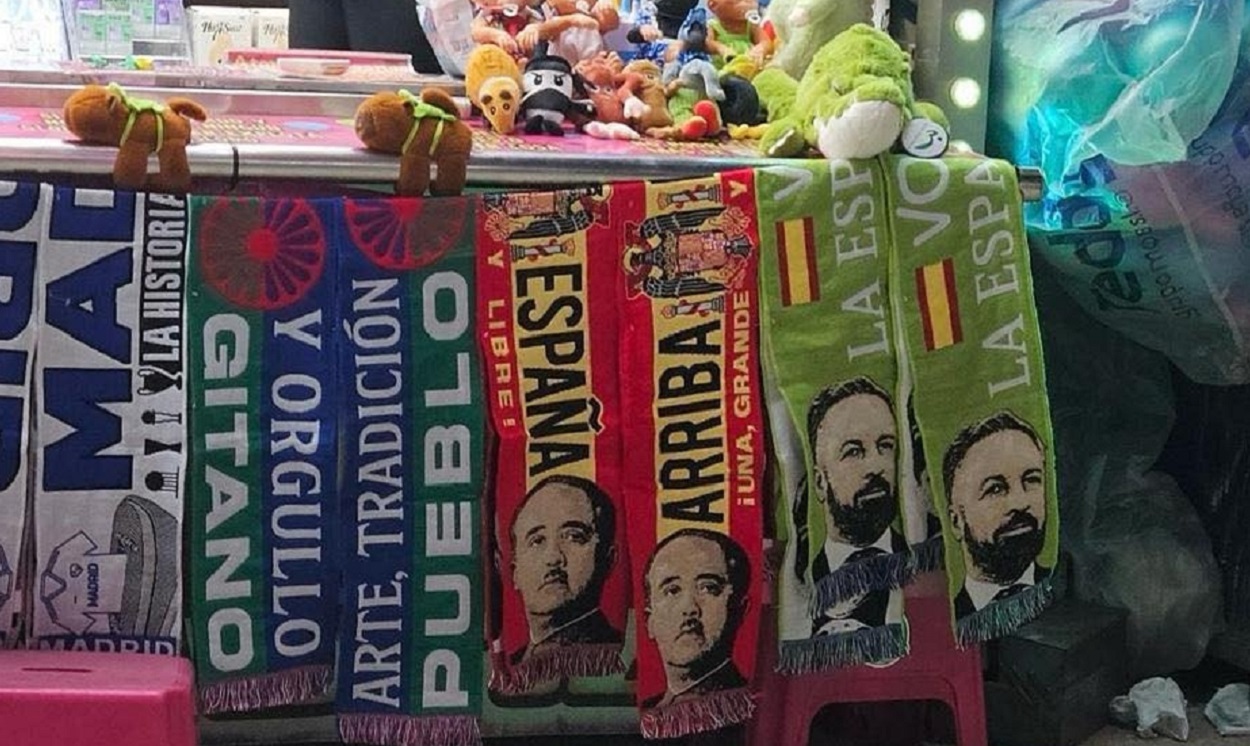 Bufandas con la cara de Abascal y Franco en la Feria de Murcia.