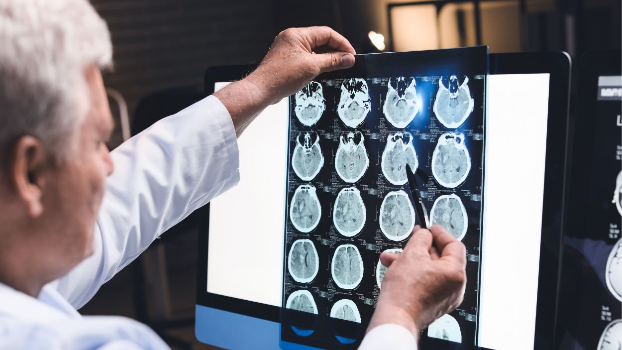 Un médico revisa las pruebas de un paciente