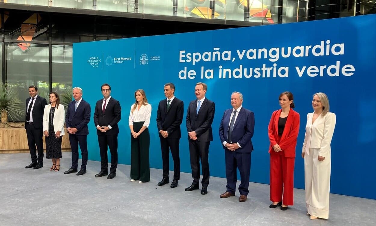 Foto de familia del acto de adhesión de España a la First Movers Coalition, con la presencia del presidente Pedro Sánchez, miembros del Gobierno y líderes empresariales