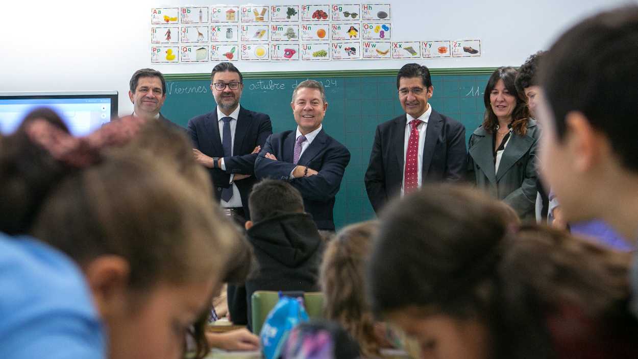 Emiliano García-Page durante la inauguración de un colegio en Bolaños de Calatrava (Ciudad Real). EP.