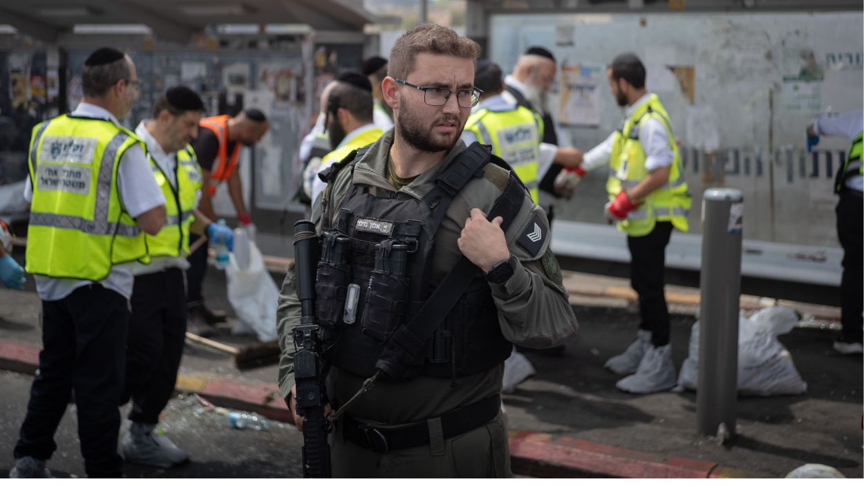Soldado israelí hace guardia en el lugar del tiroteo 