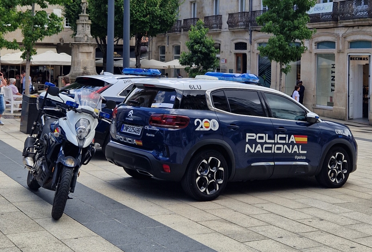 Vehiculos de la Policía Nacional de Vigo. (Foto: Policía Nacional)