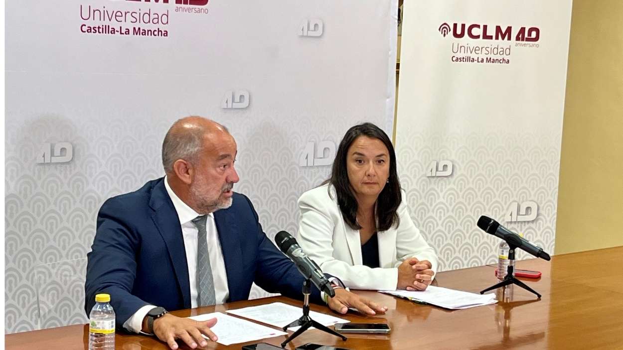 Julián Garde, rector de la UCLM, y la secretaria general, Isabel Gallego. EP.
