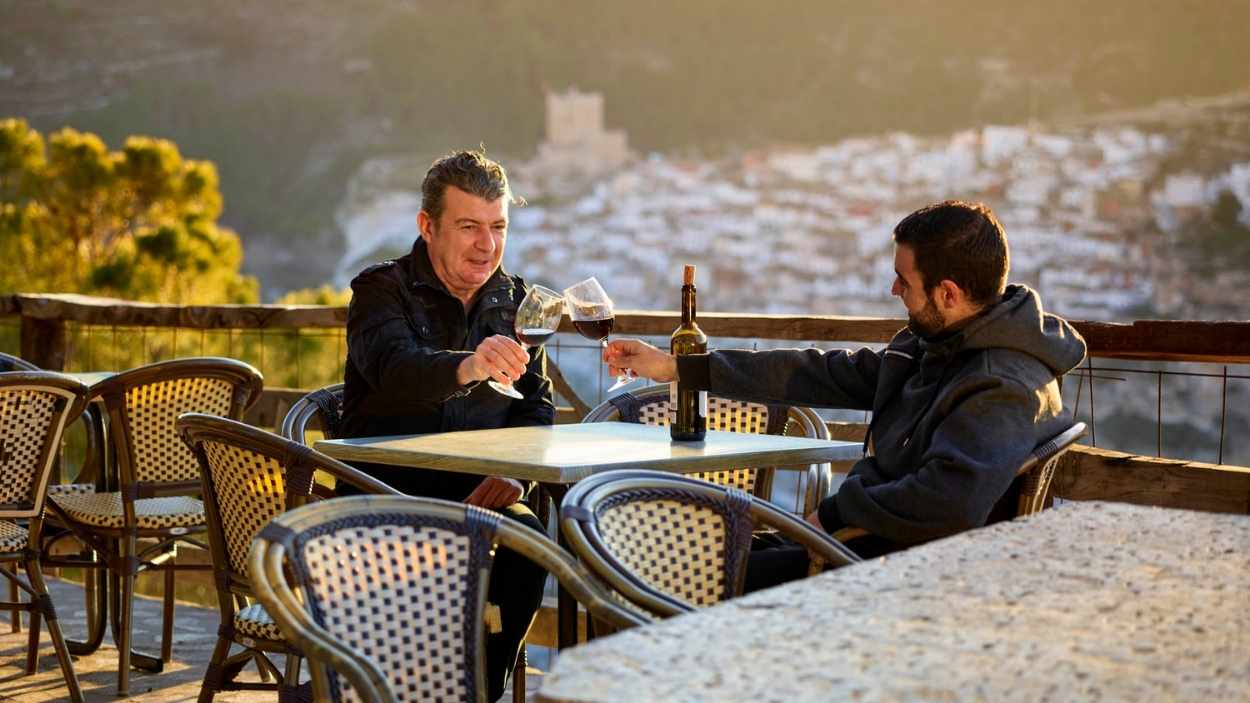 Compartiendo un vino de Castilla-La Mancha con uno de sus paisajes de fondo.
