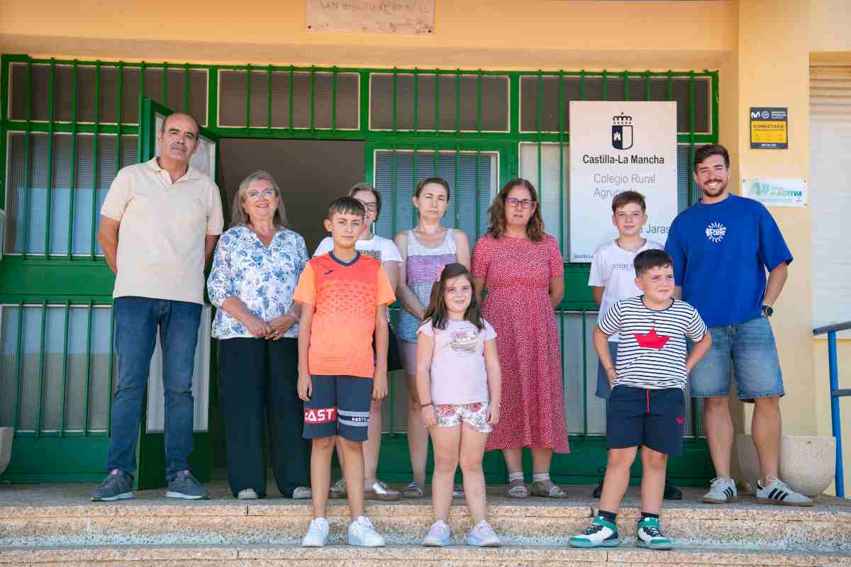 Alumnos, docentes y familiares a las puertas del CRA de San Benito. EP. 