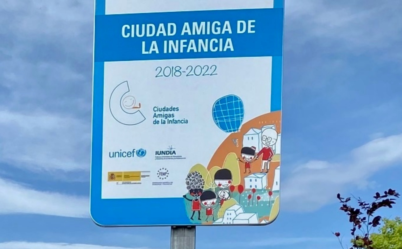 Cartel de Ciudad Amiga de la Infancia. (Foto: EP)