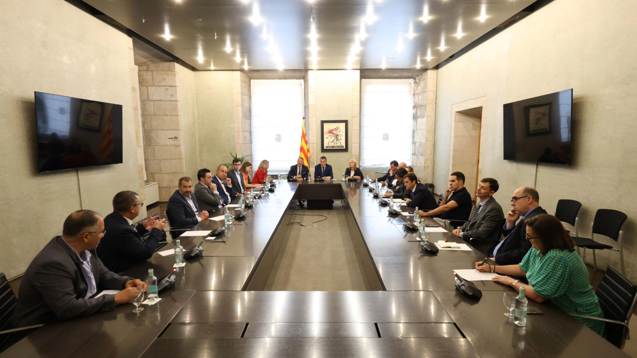 El conseller de Agricultura, Ganadería, Pesca y Alimentación, Òscar Ordeig, y el conseller de Empresa y Trabajo, Miquel Sàmper, reunidos con representantes del sector porcino catalán