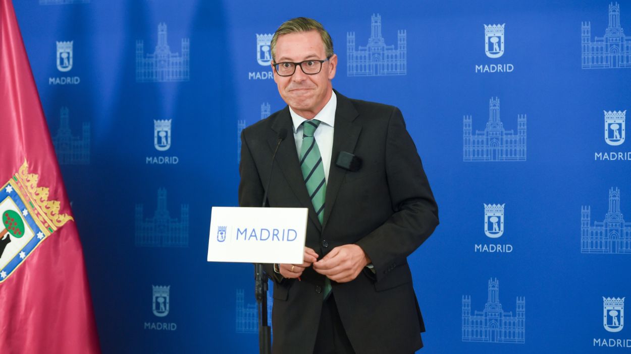 El secretario general del PP madrileño, Alfonso Serrano, en el Pleno de Cibeles. EP.