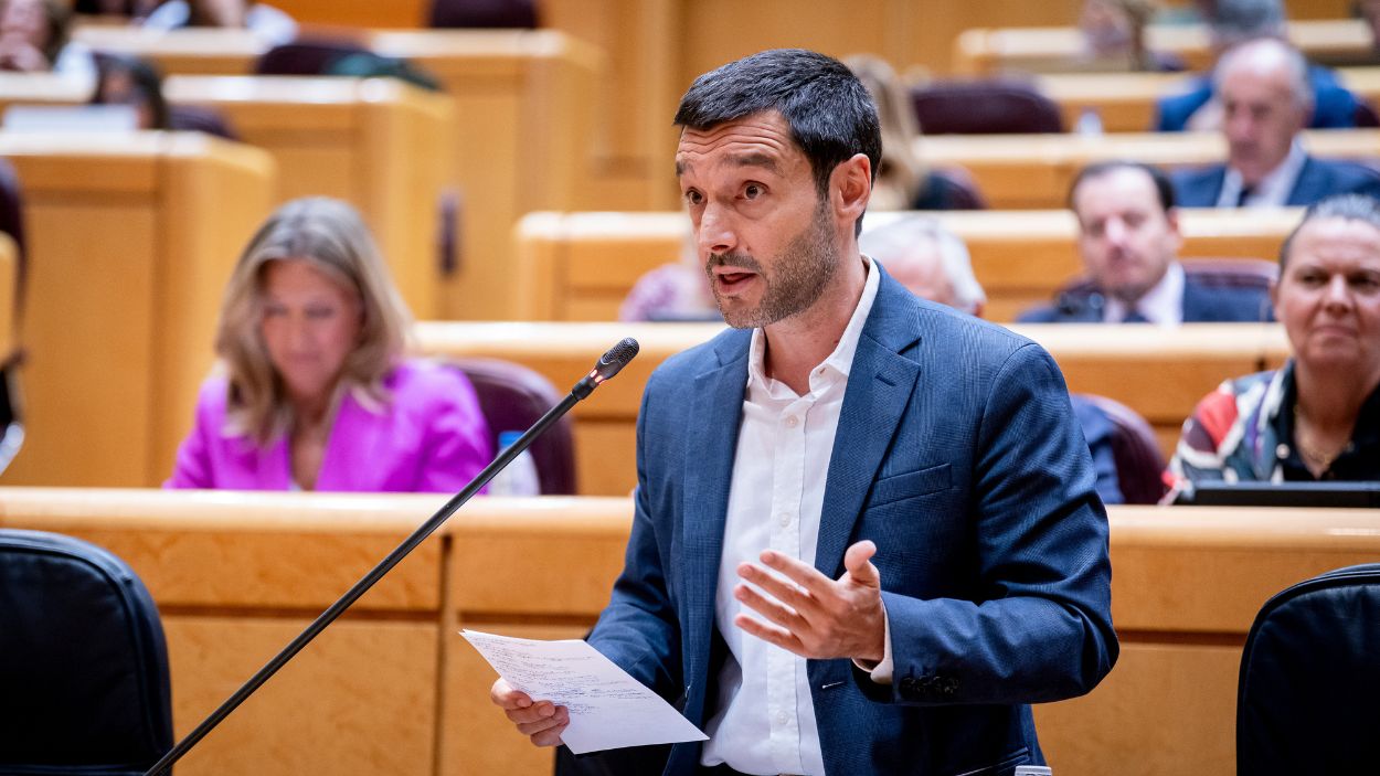 El ministro de Derechos Sociales, Consumo y Agenda 2030, Pablo Bustinduy, durante una sesión de control al Gobierno en el Senado. EP.