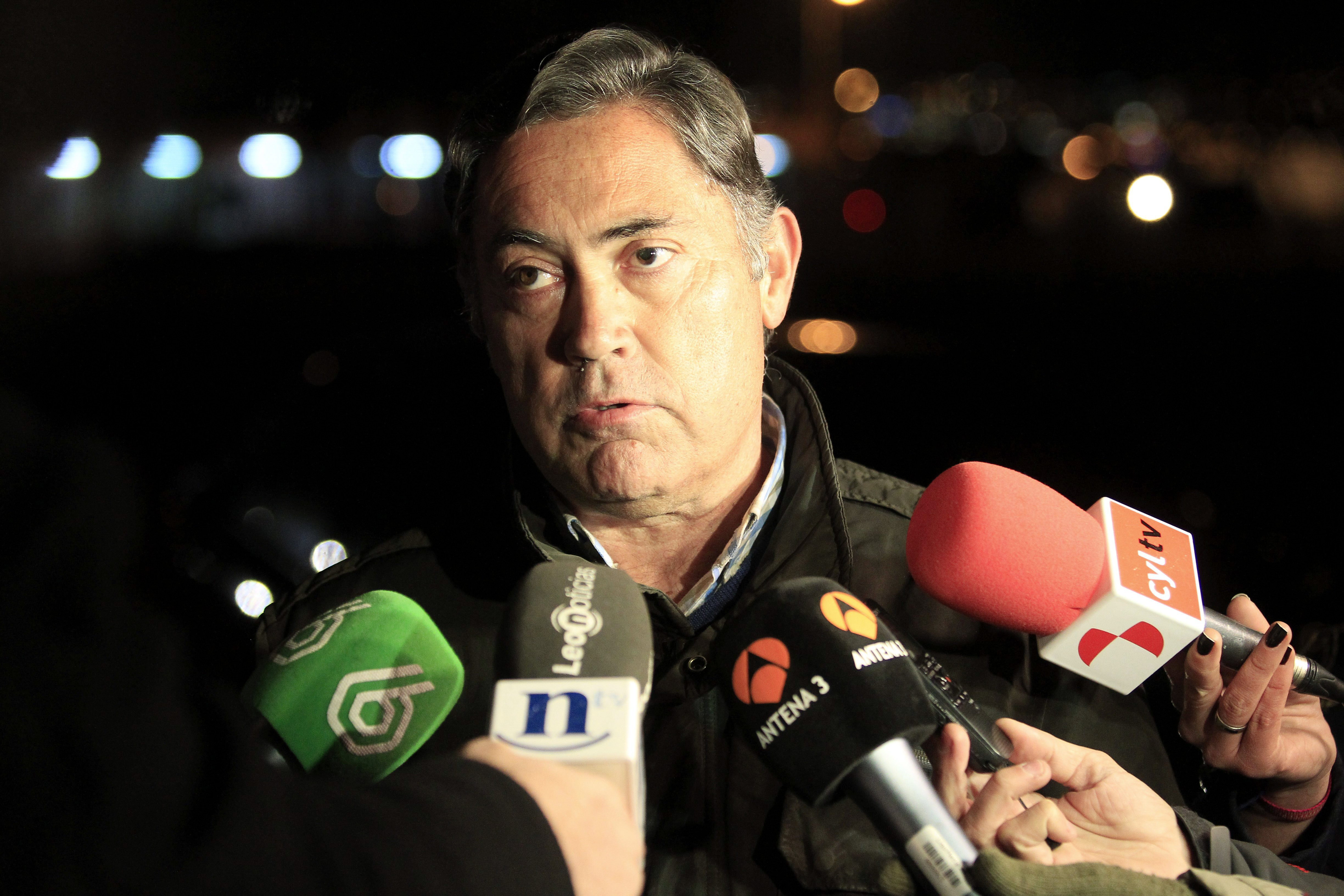 El expresidente de la Diputación de León Marcos Martínez Barazón, imputado en la operación Púnica, realiza declaraciones a los periodistas a su salida de la cárcel.