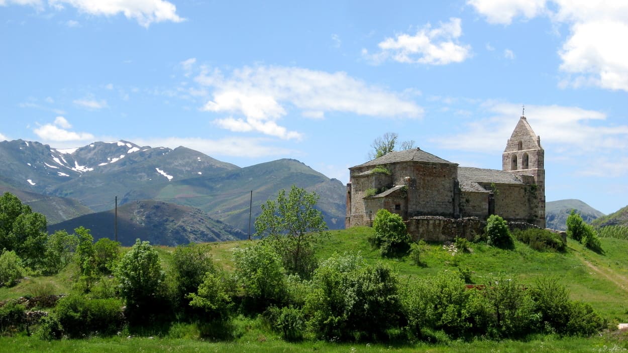 La iglesia de Torre de Babia, pueblo perteneciente al municipio de Cabrillanes. Wikipedia (Xuanxu https://www.flickr.com/people/58021316@N00)