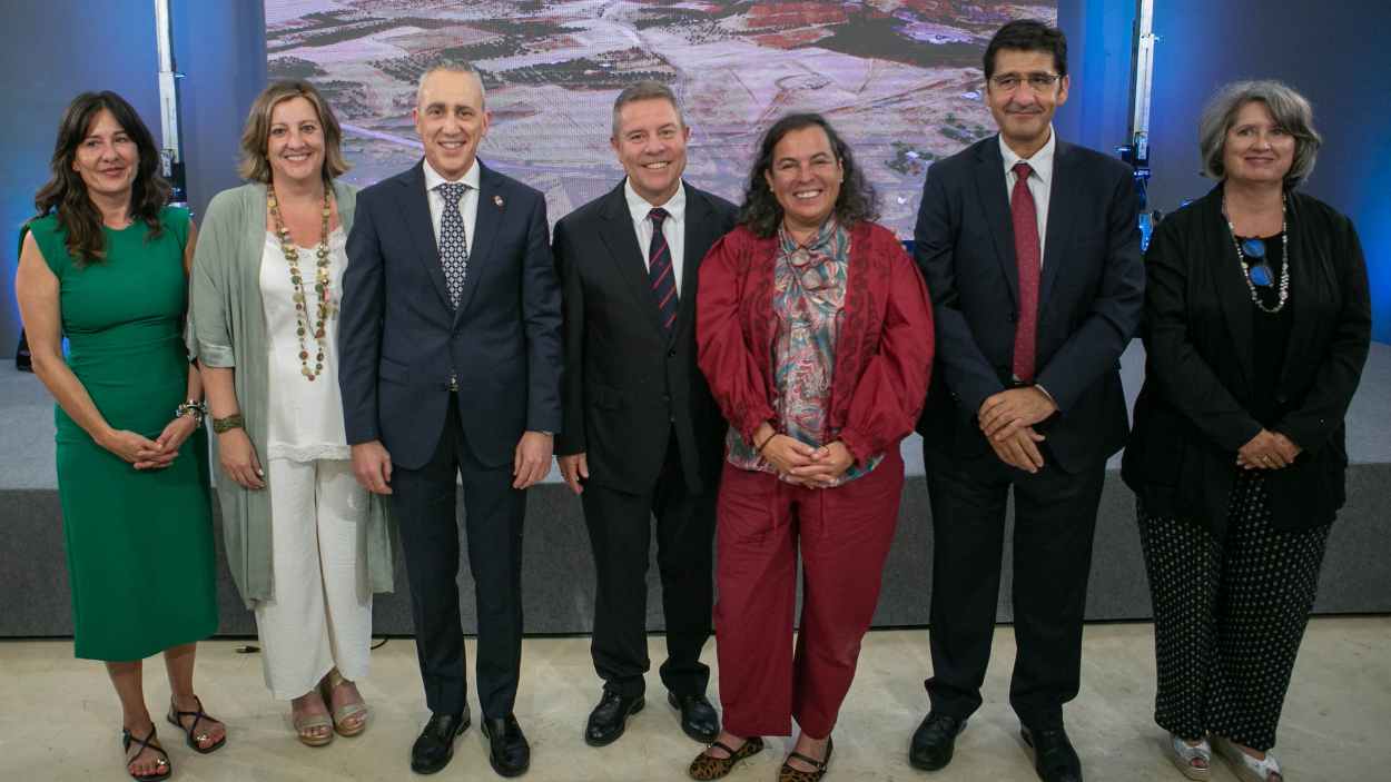 Representantes del Gobierno de Castilla-La Mancha, el Ayuntamiento de Puertollano y de Hydnum Steel. EP.