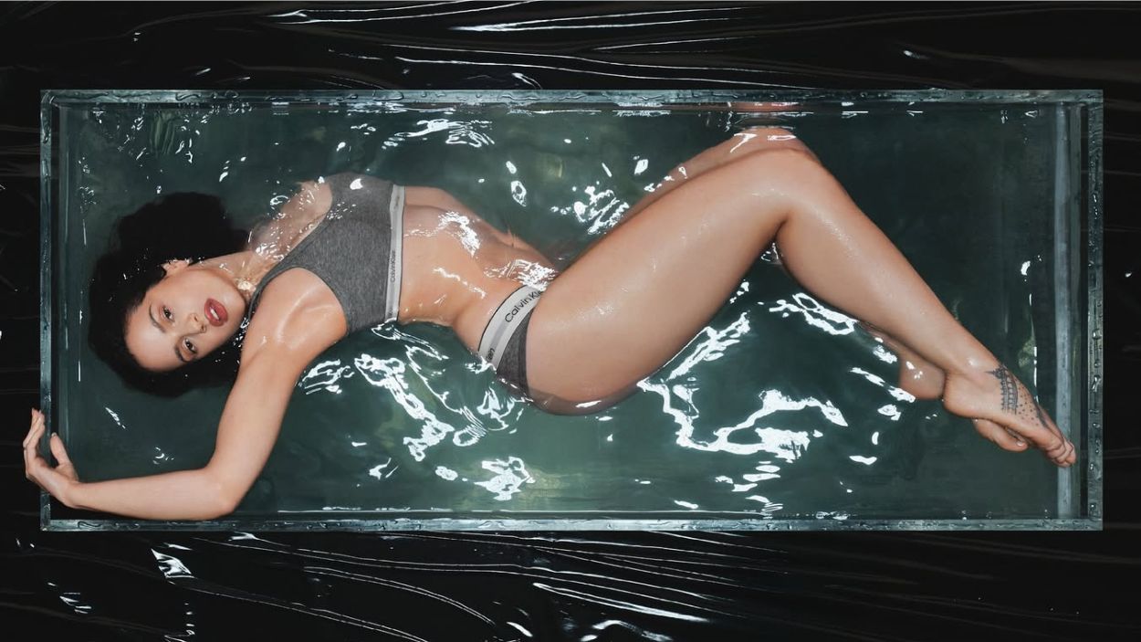 Rosalía en la campaña de Calvin Klein. @calvinklein.
