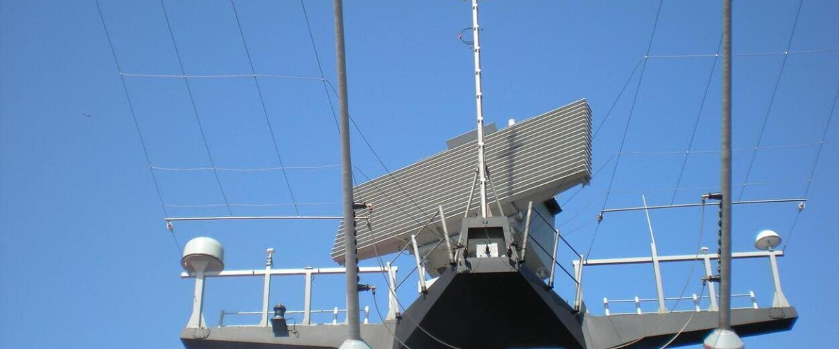Indra y Tata Advanced instalan el primer radar aéreo Lanza-N 3D en un buque de la Marina India